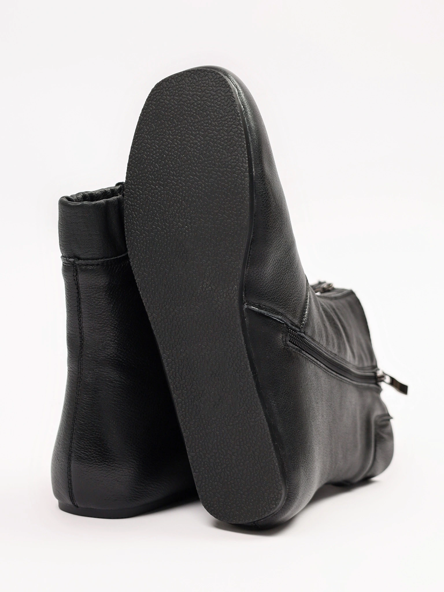 Ботинки черного цвета с декоративным замком спереди